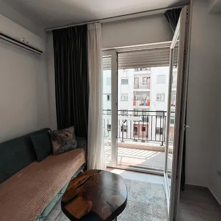 Roes 5 * تيرانا